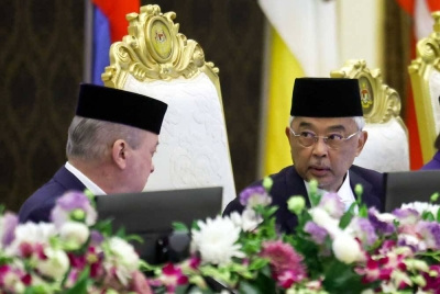 Al-Sultan Abdullah (kanan) bersama Sultan Ibrahim (kiri) pada Mesyuarat Majlis Raja-Raja ke-262 yang berlangsung di Istana Negara pada Khamis. - Foto Bernama