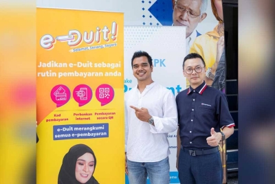 Alif Satar (kiri) dan Andrew Jong (kanan) ketika pelancaran program E-Duit Desa di Bagan Nakhoda Omar (BNO) Sabak Bernam pada Rabu.