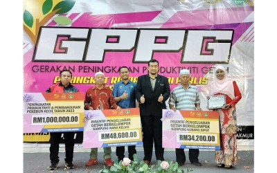 Ruzaini (tiga dari kanan) bergambar bersama para penerima cek dan Anugerah Model Pekebun Kecil sempena Program Gerakan Peningkatan Produktiviti Getah (GPPG) Peringkat Negeri Perlis di Padang Besar, Perlis pada Khamis.