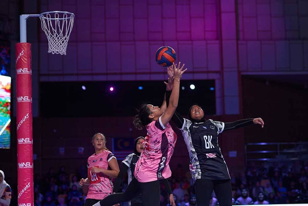 Jewels (jersi merah jambu) menerajui carta NSL apabila melakar rekod bersih menang kesemua lima perlawanan setakat ini. Foto FB NSL