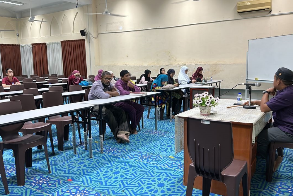 QOSIM (belakang) mula mengikuti kelas pengajian agama selepas lima tahun memeluk Islam sehingga ke hari ini. -Foto: IHSAN ABDULLAH SAJAD AL QOSIM TAN FUAN HIANG