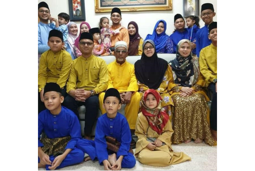MOHD SUFIAN (barisan tengah, tiga, kiri) bersama isteri, anak dan menantunya serta cucu-cucunya. -Foto: IHSAN MOHD SUFIAN ABDULLAH