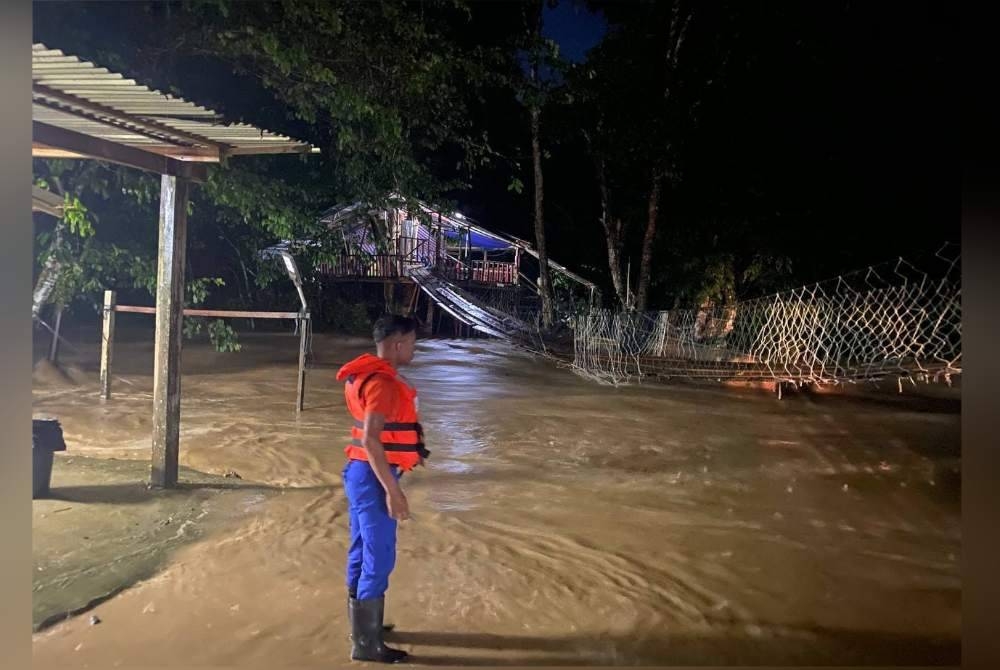 Hujan lebat yang berterusan pada petang Khamis telah menyebabkan beberapa kawasan di Baling dinaiki air. - Foto APM Kedah