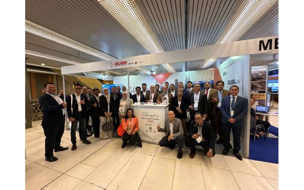 Pengerusi Jawatankuasa Tetap Infrastruktur dan Kemudahan Awam Selangor, Ir Izham Hashim (tengah) bersama delegasi yang hadir sepanjang WRC 2023 yang diadakan Republic Czech.