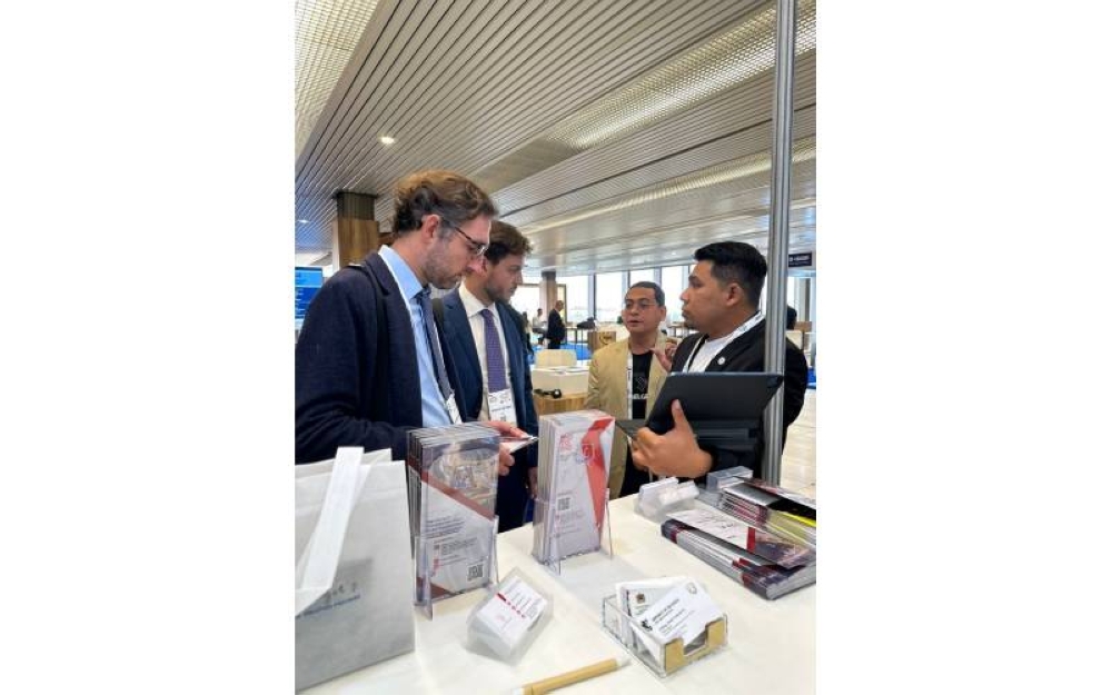 Ketua Pegawai Operasi KSSB, Mohamed Fariz Ghazali dan Eksekutif Kanan Selgem, Ahmad Afiq Aiman Abdullah memberi penerangan kepada salah seorang delegasi WRC 2023 yang hadir ke reruai Selgem.