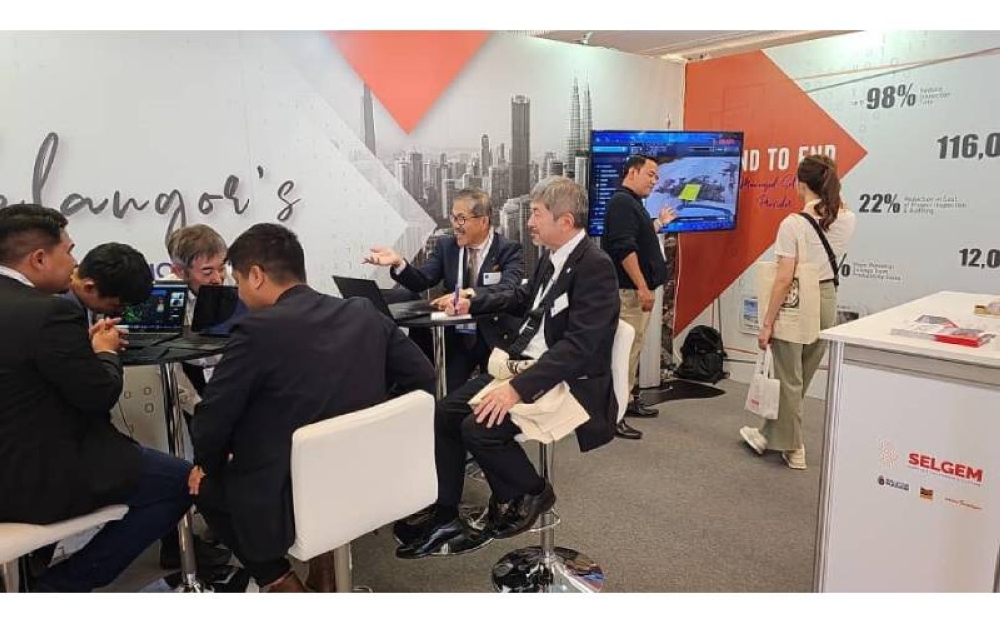 Sesi penerangan yang diadakan oleh wakil Selgem kepada pengunjung yang hadir.