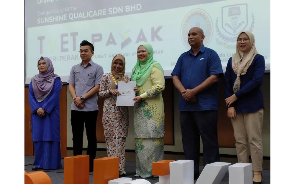 Salbiah (tiga dari kanan) menyampaikan Sijil TVET Penjagaan Warga Emas kepada Nur Athirah yang Salbiah (tiga dari kanan) di UniKL-RCMP di Ipoh, baru-baru ini.