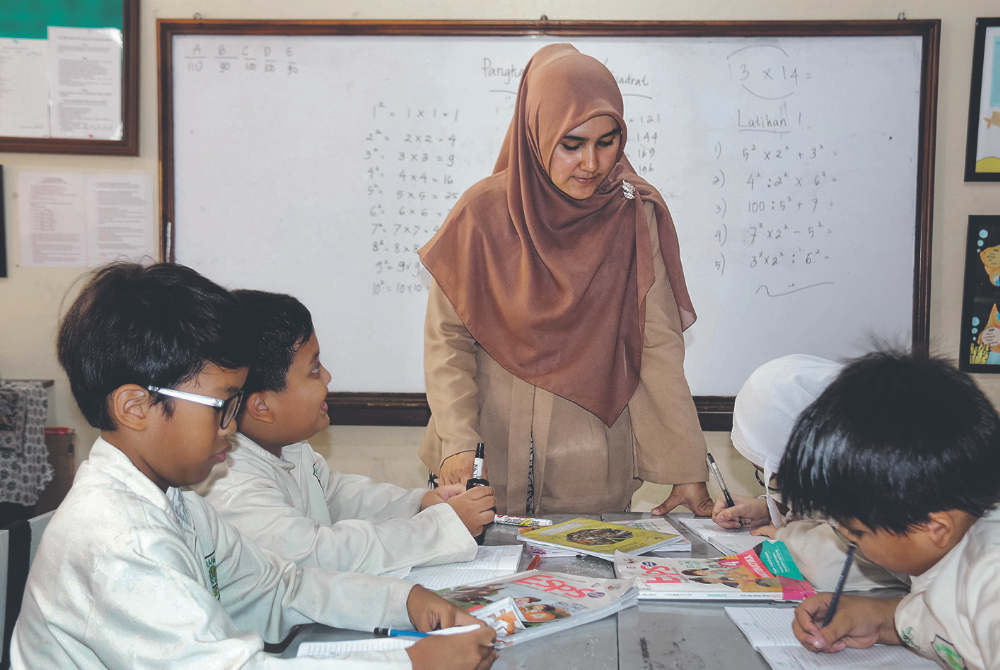 AGIHAN zakat secara telus akan sampai ke sasaran penerima, dan akan membantu para asnaf dalam bidang pendidikan. -Gambar hiasan
