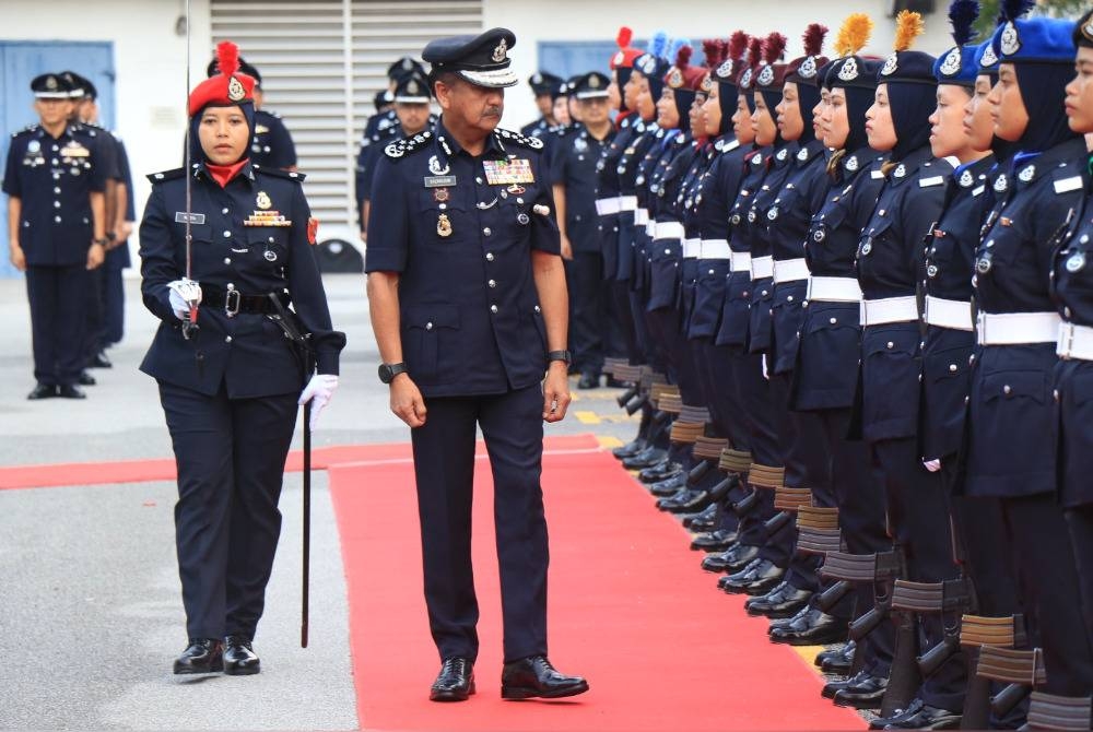 Razarudin memeriksa barisan anggota PDRM pada himpunan bulanan Ketua Polis Negara di Ibu Pejabat Polis Bukit Aman pada Jumaat.