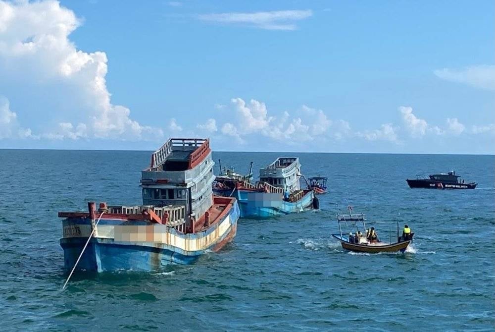 Dua bot nelayan yang ditenggelamkan bersama konkrit sejauh 5.3 batu nautika dari muara Kuala Besar.