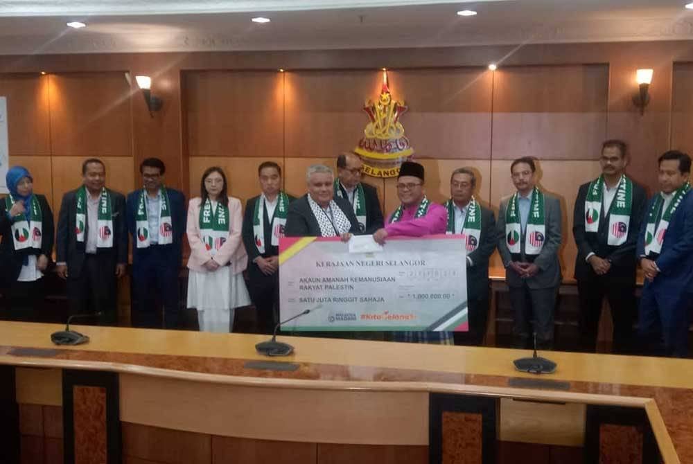 Amirudin (depan, kanan) menyempurnakan penyerahan kepada Zahairi (kiri) di Bangunan Setiausaha Kerajaan Negeri, Shah Alam pada Jumaat.