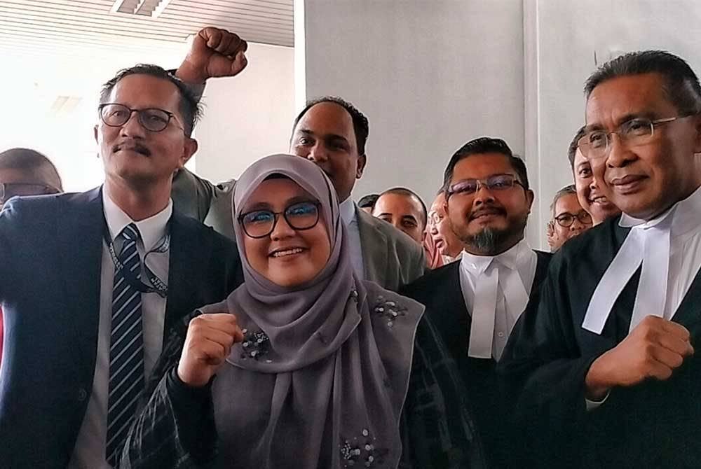 Mas Ermieyati (tengah) dan Takiyuddin (kanan) ketika ditemui di luar Mahkamah Pilihan Raya Melaka pada Jumaat.