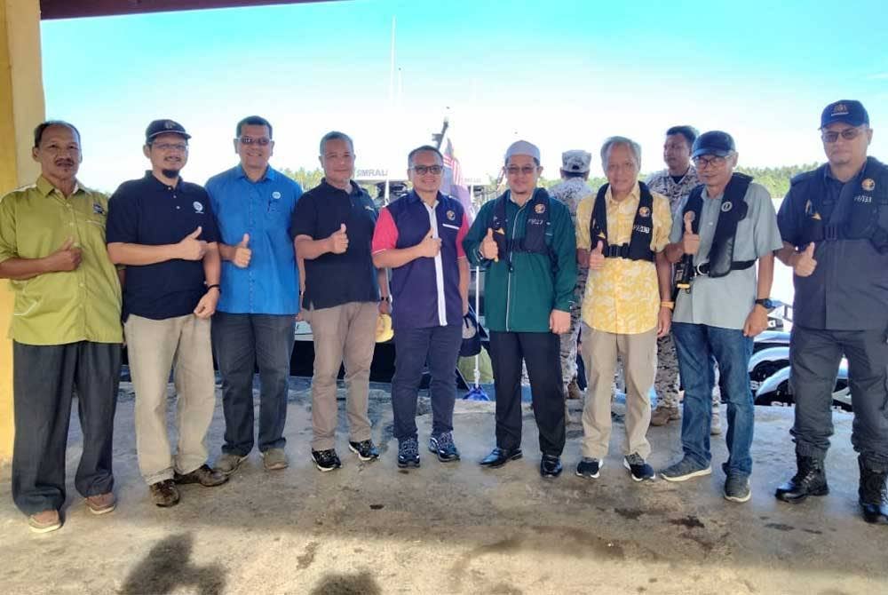 Muhammad Nasir (tiga dari kanan) bersama tetamu utama yang menyaksikan proses penenggelaman bot nelayan asing bersama tukun tiruan di muara Kuala Besar pada Jumaat.