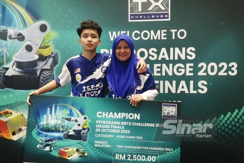 Suzana (kanan) bersama anaknya, Akmal Husaini Zulkarnain yang juga peserta pasukan Republic Kogeki B menunjukkan hadiah kemenangan yang diterima.