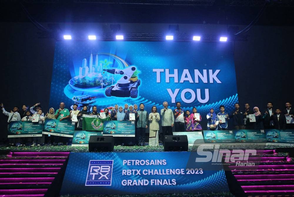 Para pemenang bergambar beramai-ramai bersama tetamu khas pada majlis penyampaian hadiah Cabaran Petrosains RBTX 2023 pada Khamis.
