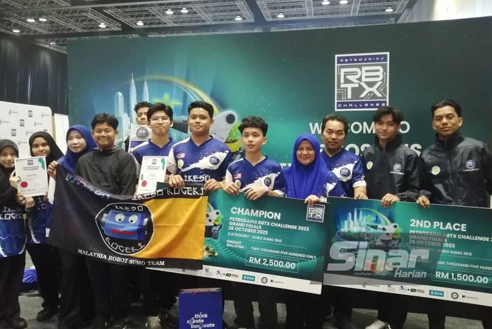 Pasukan Ikedo Kogeki bergambar kenangan selepas menerima hadiah kemenangan di Cabaran Petrosains RBTX 2023..