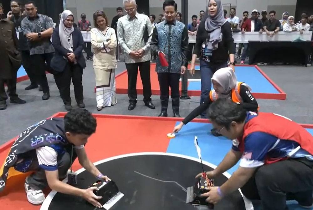 Aksi akhir Robo Sumo 3kg diantara Republic Kogeki B (kiri) bertemu Republic Kogeki A yang turut disaksikan Ketua Pegawai Eksekutif Petrosains, Ezarisma Azni Mohamad (tengah).