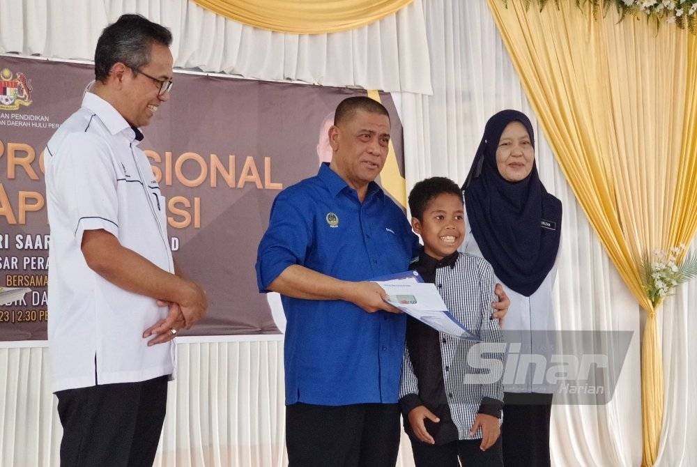 Saarani (dua dari kiri) pada Jumaat menyampaikan sijil penghargaan kepada penyanyi cilik, Amir Sisi yang menjadi juara dalam satu program realiti televisyen, baru-baru ini.