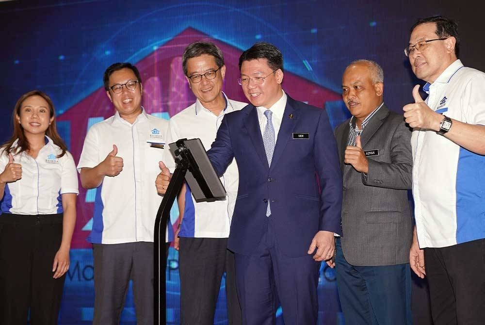 Kor Ming bersama Ketua Setiausaha KPKT, Datuk M Noor Azman Taib (dua dari kanan); Kin Meng (dua dari kiri) dan NK Tong (tiga dari kiri) melancarkan Mapex 2023 di Pusat Pameran Mid Valley, Kuala Lumpur pada Jumaat.