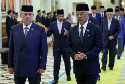 Yang di-Pertuan Agong Al-Sultan Abdullah Ri'ayatuddin Al-Mustafa Billah Shah (kanan) bersama Sultan Johor Sultan Ibrahim Sultan Iskandar (kiri) pada Mesyuarat Majlis Raja-Raja ke-262 yang berlangsung di Istana Negara pada Khamis.