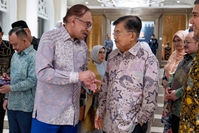 Anwar menerima kunjungan hormat bekas Naib Presiden Indonesia Muhammad Jusuf Kalla dan isterinya, Mufidah di Seri Perdana, Putrajaya, malam ini. - Foto: FB Anwar Ibrahim