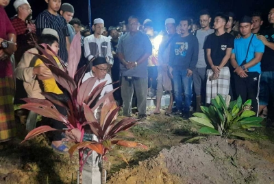 Jenazah Muhammad selamat dikebumikan di Tanah Perkuburan Islam Kampung Peramu, Tanjung Lumpur di sini pada malam Khamis.