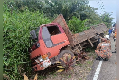 Keadaan lori yang terbabas ke dalam parit selepas terlibat kemalangan dengan sebuah motosikal di Jalan Kampung Sri Bahrom, Rengit pada petang Khamis. - Foto Polis Batu Pahat