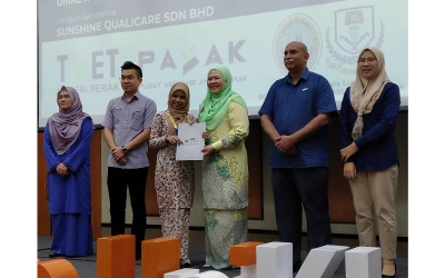 Salbiah (tiga dari kanan) menyampaikan Sijil TVET Penjagaan Warga Emas kepada Nur Athirah yang Salbiah (tiga dari kanan) di UniKL-RCMP di Ipoh, baru-baru ini.