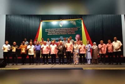Aminuddin (tujuh dari kiri) bersama barisan ADUN Negeri Sembilan sebaik selepas Majlis Penyerahan Watikah Perlantikan Pengerusi dan Setiausaha JPKK Negeri Sembilan pada Jumaat.