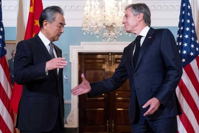 Antony Blinken (kanan) berjabat tangan dengan Wang Yi sebelum pertemuan di Jabatan Negara di Washington. - Foto AFP