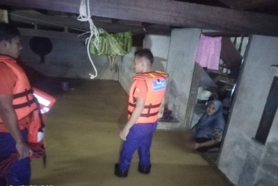 Badariah yang mengalami sakit lutut terpaksa diusung anggota APM ke PPS SK Siong.