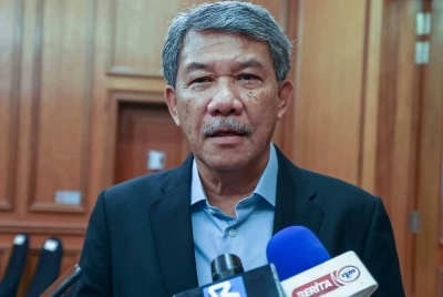 Menteri Pertahanan Datuk Seri Mohamad Hasan bercakap kepada pemberita selepas majlis menandatangani Perjanjian Perpindahan dan Pembangunan Semula Kem Pusat Latihan Polis Tentera (PULAPOT), Unit Army Red Warrior (ARW) dan Kem 12 Kompeni Kor Polis Tentera Diraja (12KPTD) serta Pembangunan Perumahan Satu Anggota Satu Rumah (SASaR) di Bangunan Perdana Putra pada Jumaat. - Foto Bernama.