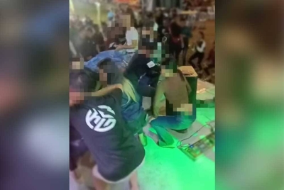 Tangkap layar aksi goyang gerudi ketika kumpulan band tempatan mengadakan persembahan di sebuah acara karnival di Simpang Renggam.