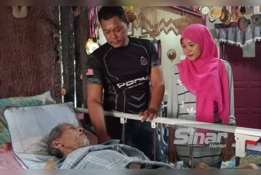 Mohamad Saiful (tengah) berharap dapat bertemu adik-beradik bapanya dalam masa terdekat.