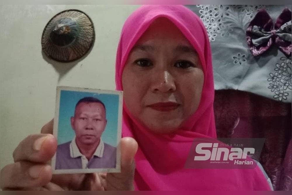 Siti Sazila menunjukkan gambar ayahnya ketika masih sihat untuk dicam oleh mana-mana individu yang mengenali ayahnya.