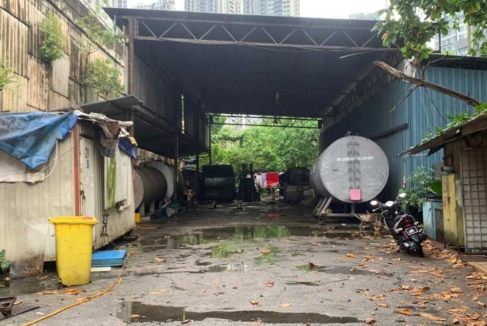 Stor haram dijadikan tempat penyimpanan diesel bersubsidi diserbu pihak KPDN KL bagi menyimpan diesel subsidi diseleweng di Jalan Pasir Baru, Kuala Lumpur baru-baru ini.