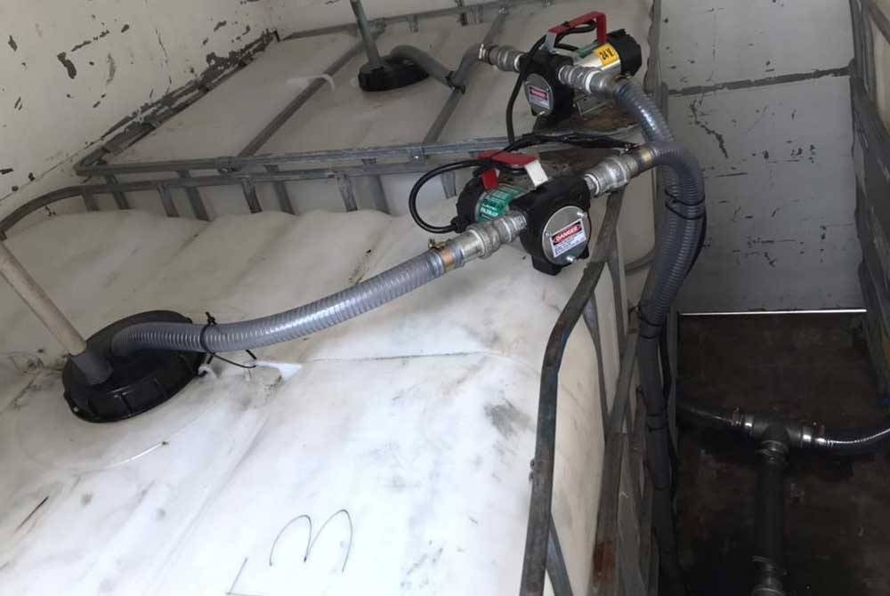Proses memasukkan diesel bersubsidi yang diseleweng ke dalam tangki.
