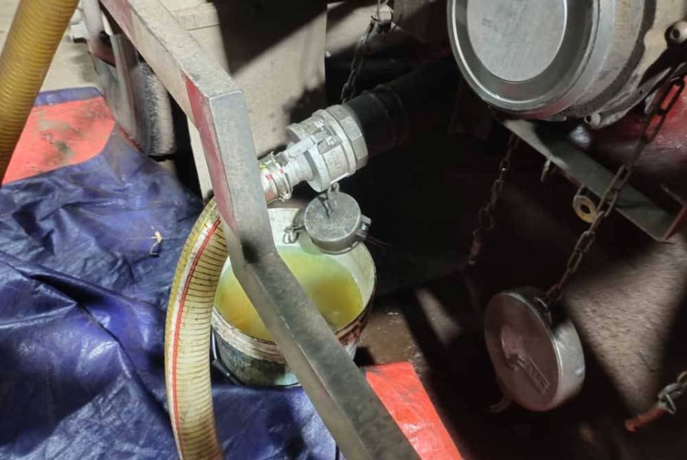 Antara cara digunakan bagi memindahkan diesel bersubsidi negara yang diseleweng, seterusnya dijual kepada pihak pengilang.