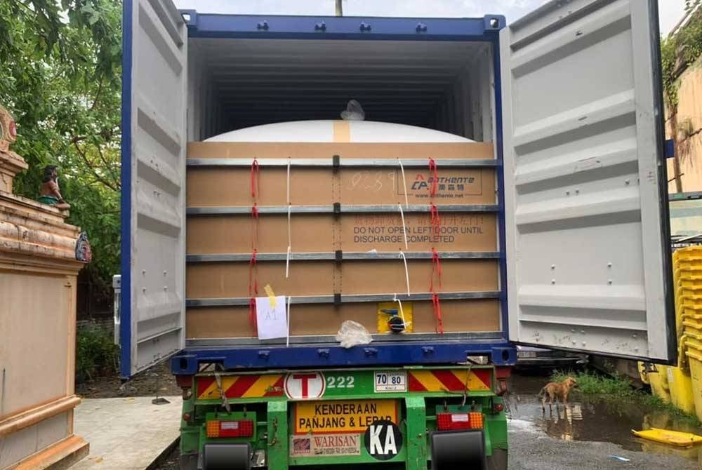 Sebuah lori kontena digunakan bagi mengedar diesel bersubsidi negara kepada pihak pengilang.