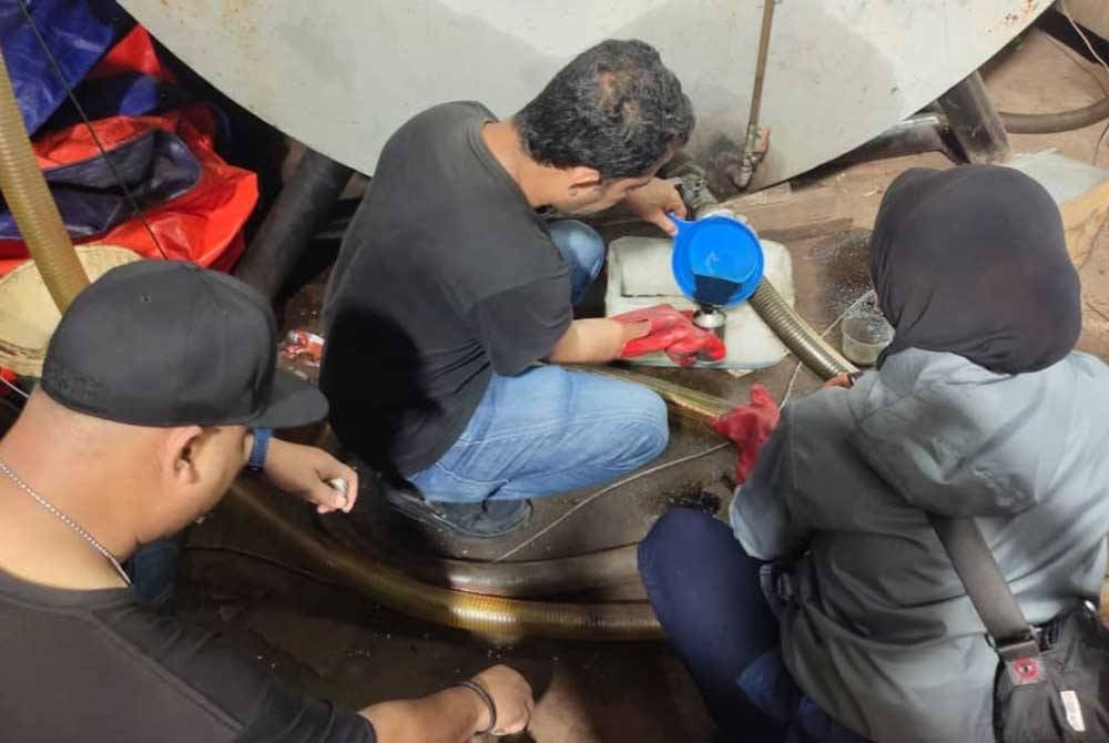 Sekumpulan petugas KPDN Kuala Lumpur memeriksa diesel bersubsidi negara yang cuba diseleweng oleh pihak tidak bertanggungjawab.
