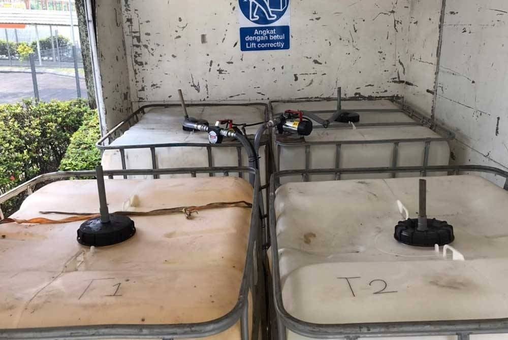 Tangki tambahan diletakkan dalam sebuah lori bagi mengisi diesel bersubsidi semasa proses pengisian di stesen-stesen minyak di ibu negara.