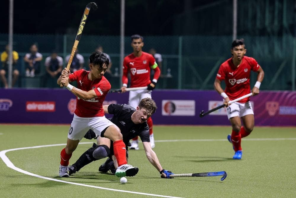 Pemain Young Tigers, Alfarico Liau (kiri) diasak pemain New Zealand Rayan Parr (dua, kiri) pada aksi SOJC di Stadium Hoki Taman Daya pada Sabtu.
