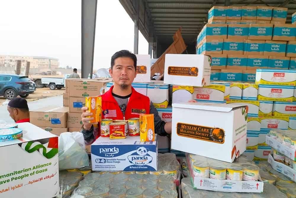 Sukarelawan Muslim Care Malaysia (MCM) bersama bantuan makanan yang akan dihantar ke Gaza.