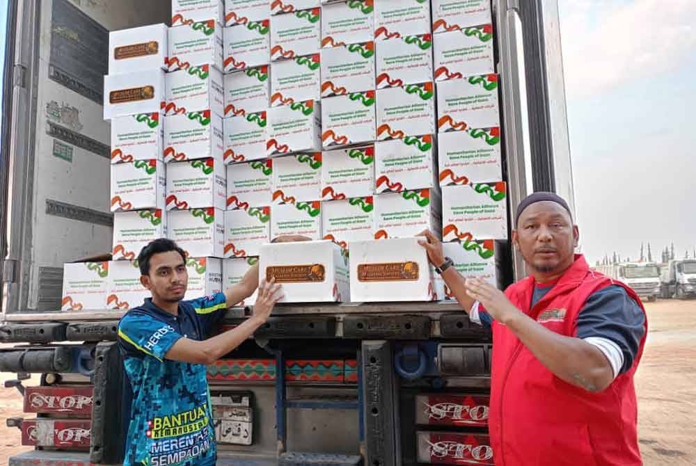 Sukarelawan Muslim Care Malaysia menunjukkan bantuan kecemasan yang dimuat dalam sebuah treler untuk dihantar ke Gaza.