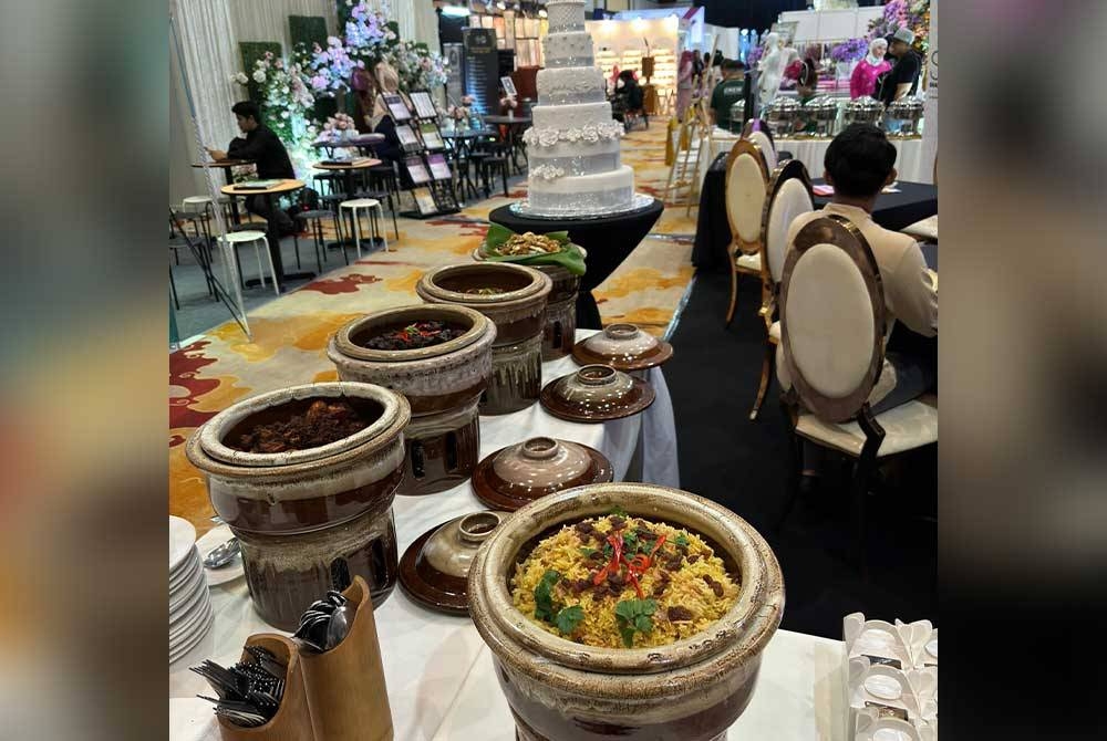 Antara pilihan makanan untuk disajikan kepada tetamu pada majlis resepsi.