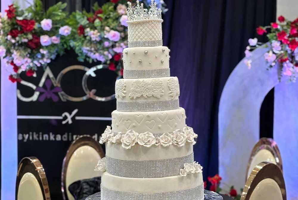Replika kek yang tersedia bagi pakej perkahwinan di Ekspo Booking Kahwin.