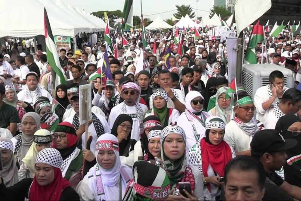 Sebahagian warga Pahang yang pada Himpunan Pahang For Palestin di Dataran Majlis Bandaraya Kuantan (MBK) di sini pada Sabtu.