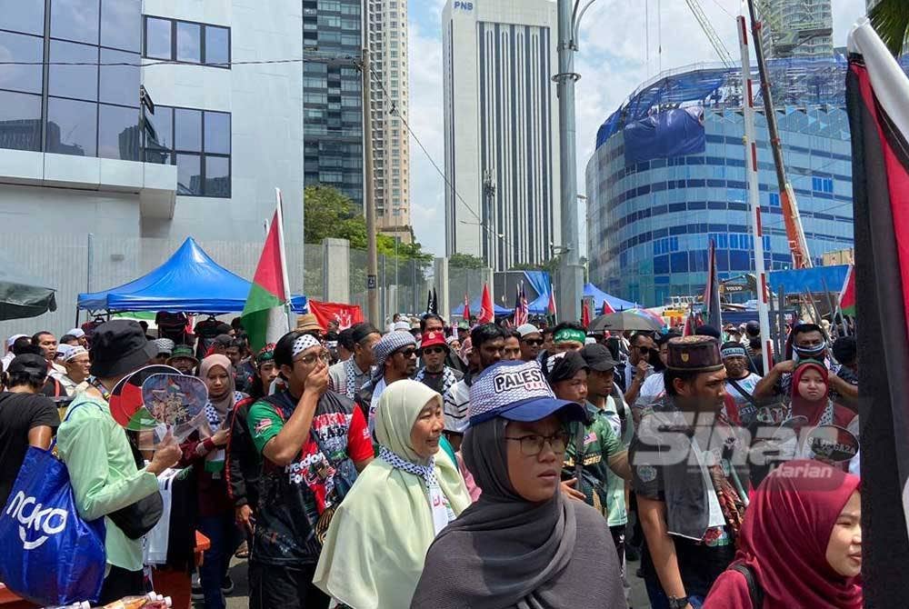 Himpunan yang dirancang bemula kira-kira jam 2 petang itu bagaimanapun dihadiri orang ramai seawal jam 12 tengah hari.