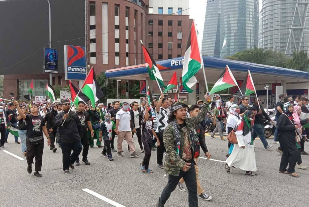 Laungan takbir serta Hancur Israel antara ungkapan bergema sekitar Himpunan 10,000 Solidariti Palestin di Jalan Tun Razak.
