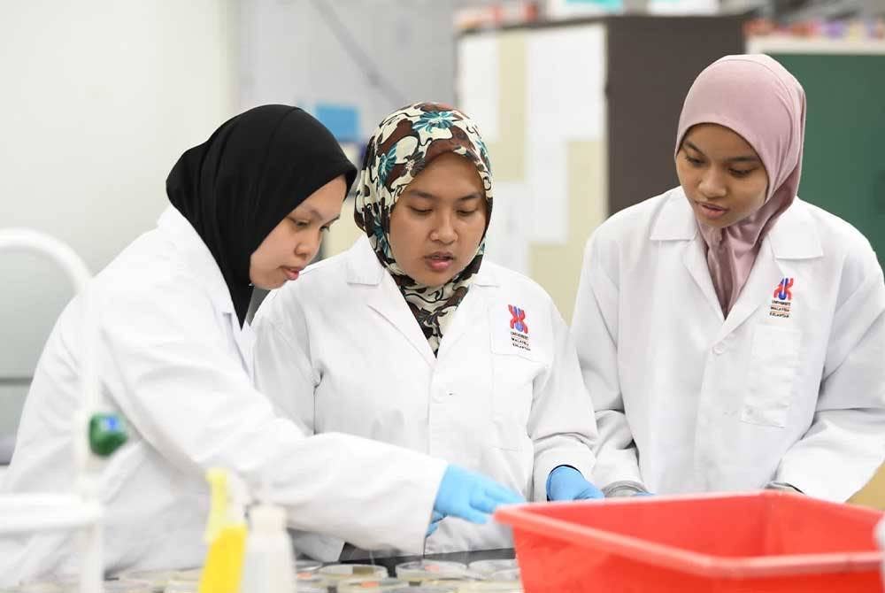 Nur Ainil Nadhirah (tengah) melanjutkan pengajian ke UMK dalam program Ijazah Sains Gunaan (Teknologi Pembangunan Produk).